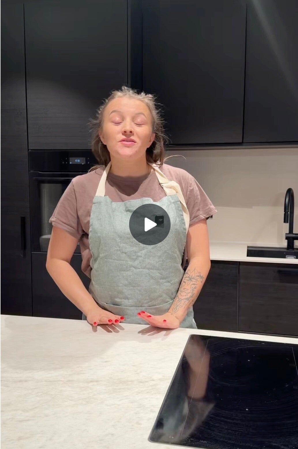 Inger Marit på kjøkkenet i en matfilm
